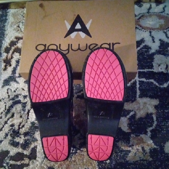 Anywear Women's Floral Clogs - Black and Pink - Picture 2 of 8